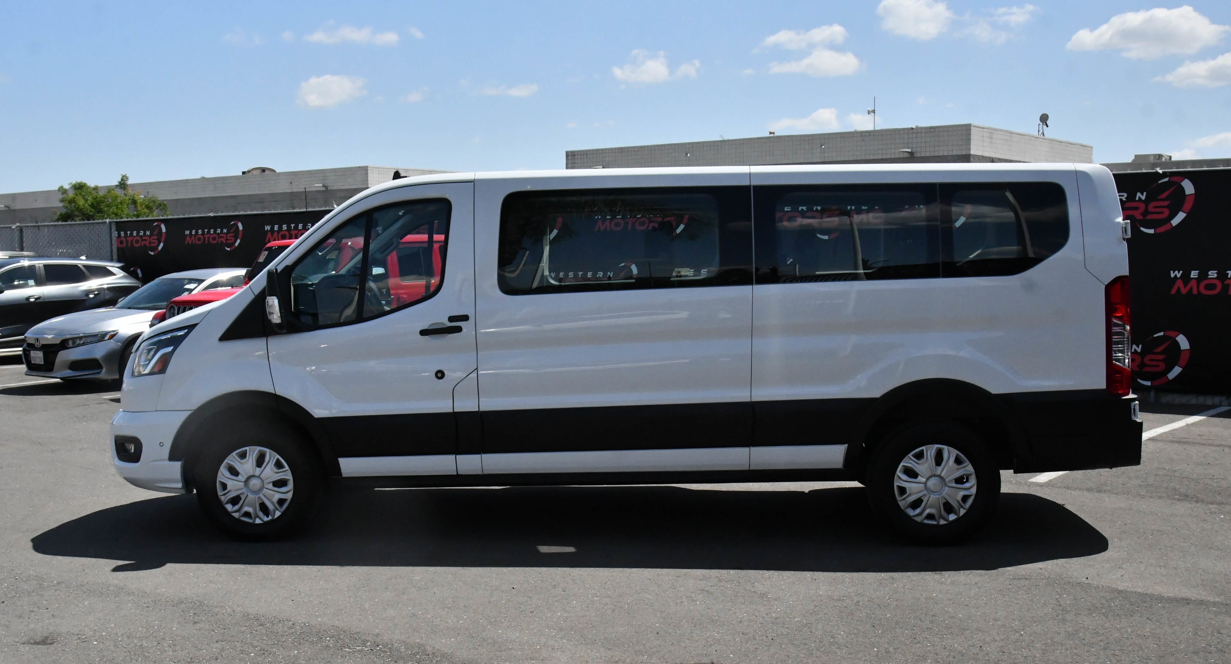 Used 2023 Ford Transit 350 XLT RWD image 4
