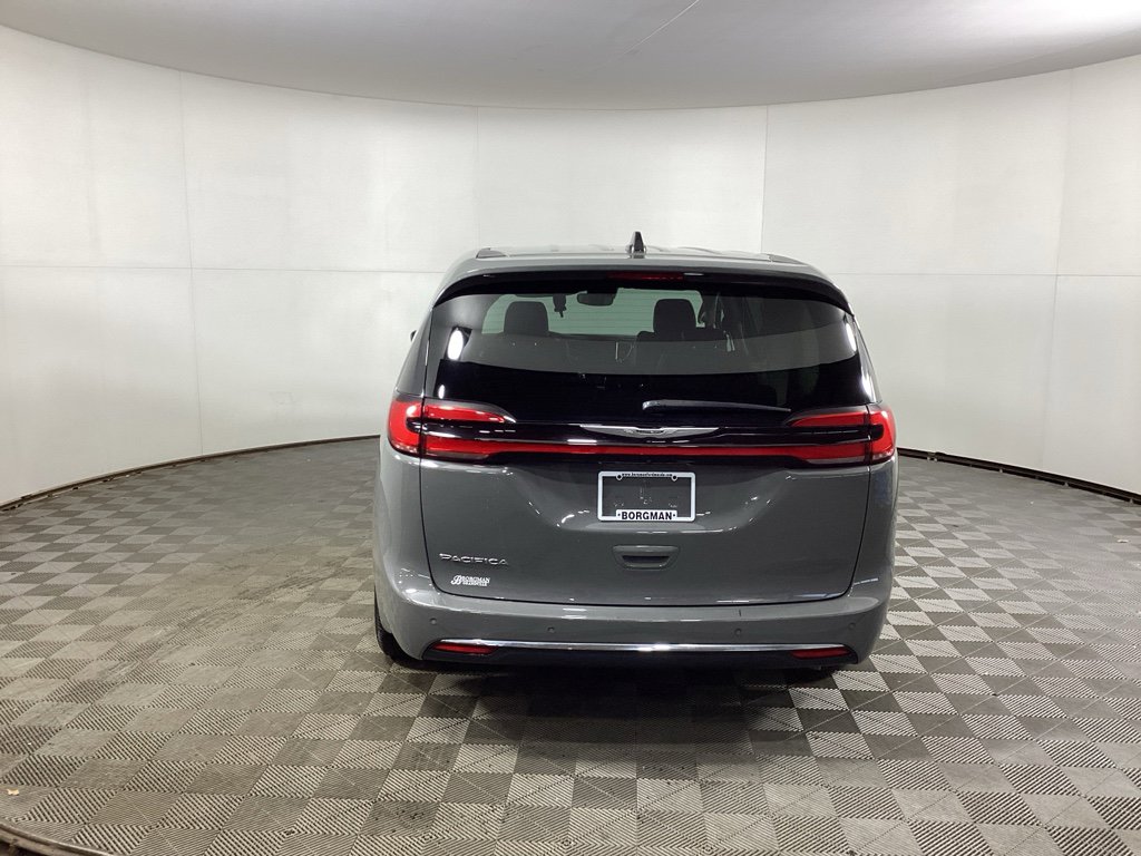 Used 2023 Chrysler Pacifica Touring-L image 3
