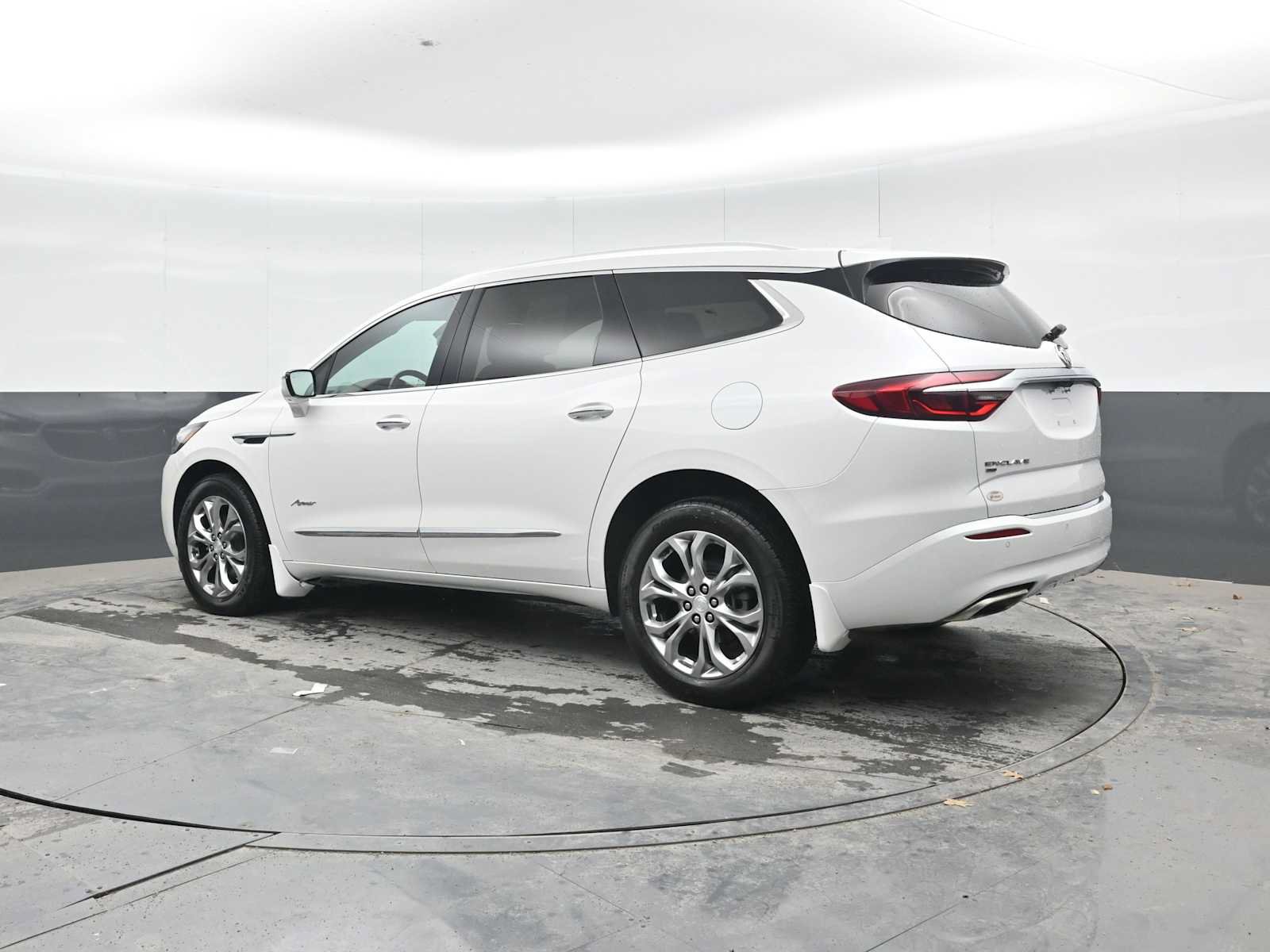 Used 2021 Buick Enclave Avenir w/ Avenir Technology Package AWD/4WD image 2