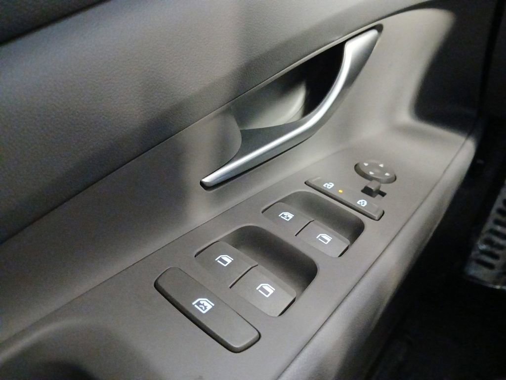 Certified 2025 Hyundai Elantra Sport FWD image 18