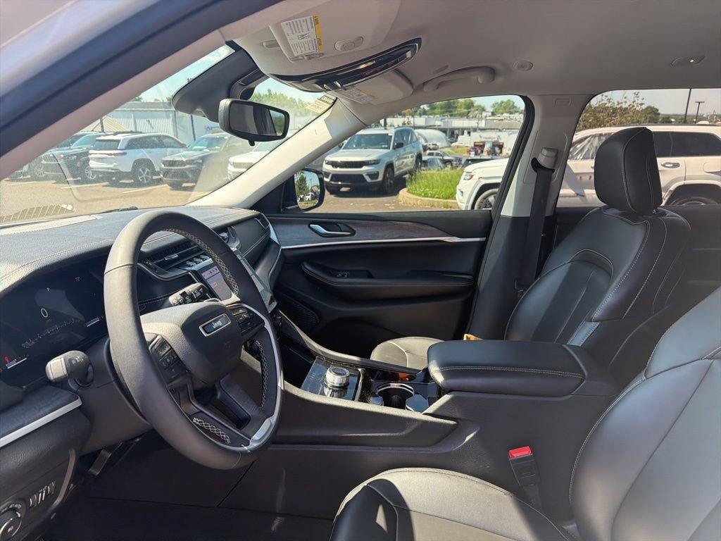 Used 2023 Jeep Grand Cherokee L Limited AWD/4WD image 7