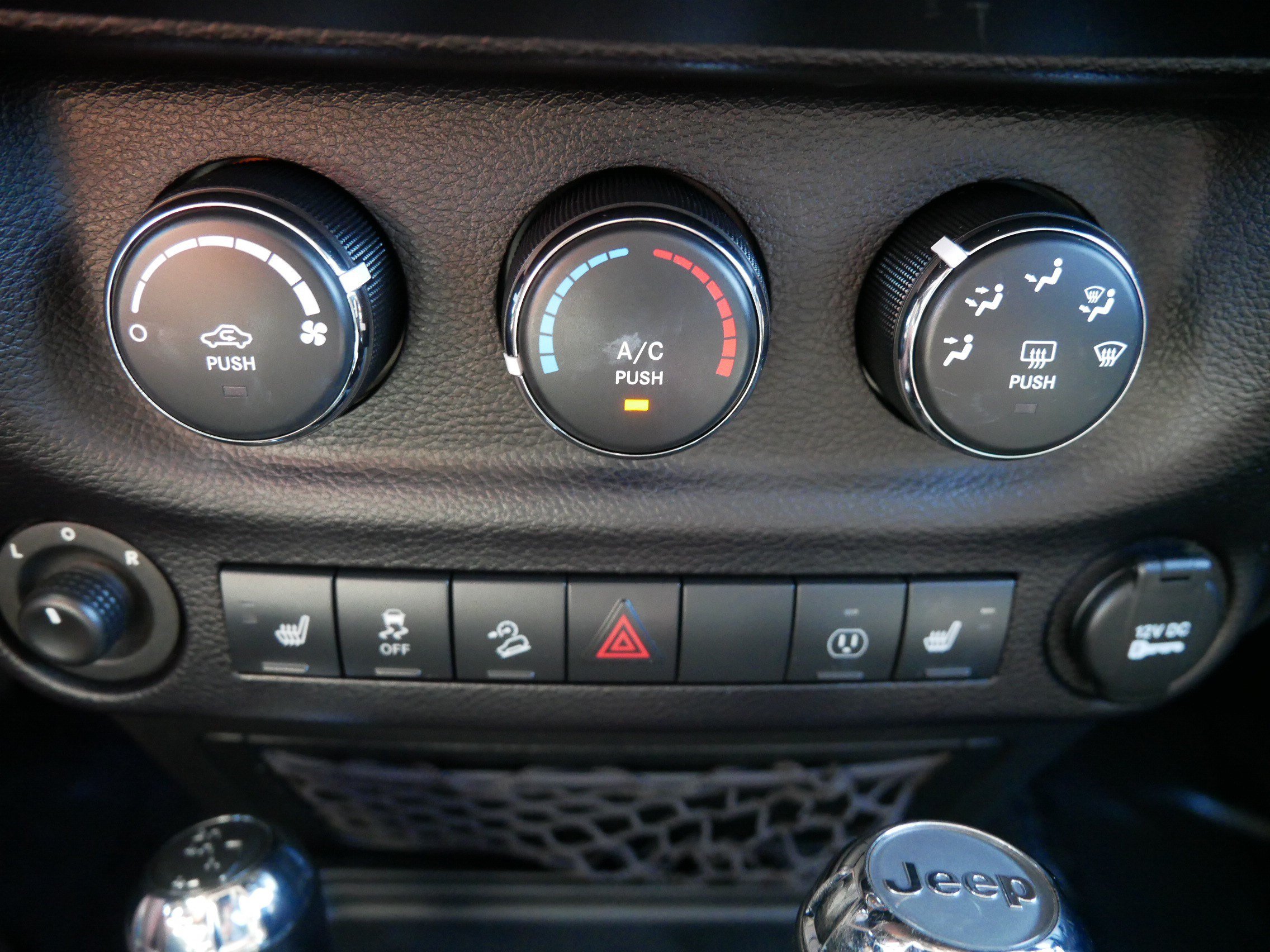 Used 2015 Jeep Wrangler Unlimited Rubicon w/ Connectivity Group AWD/4WD image 25