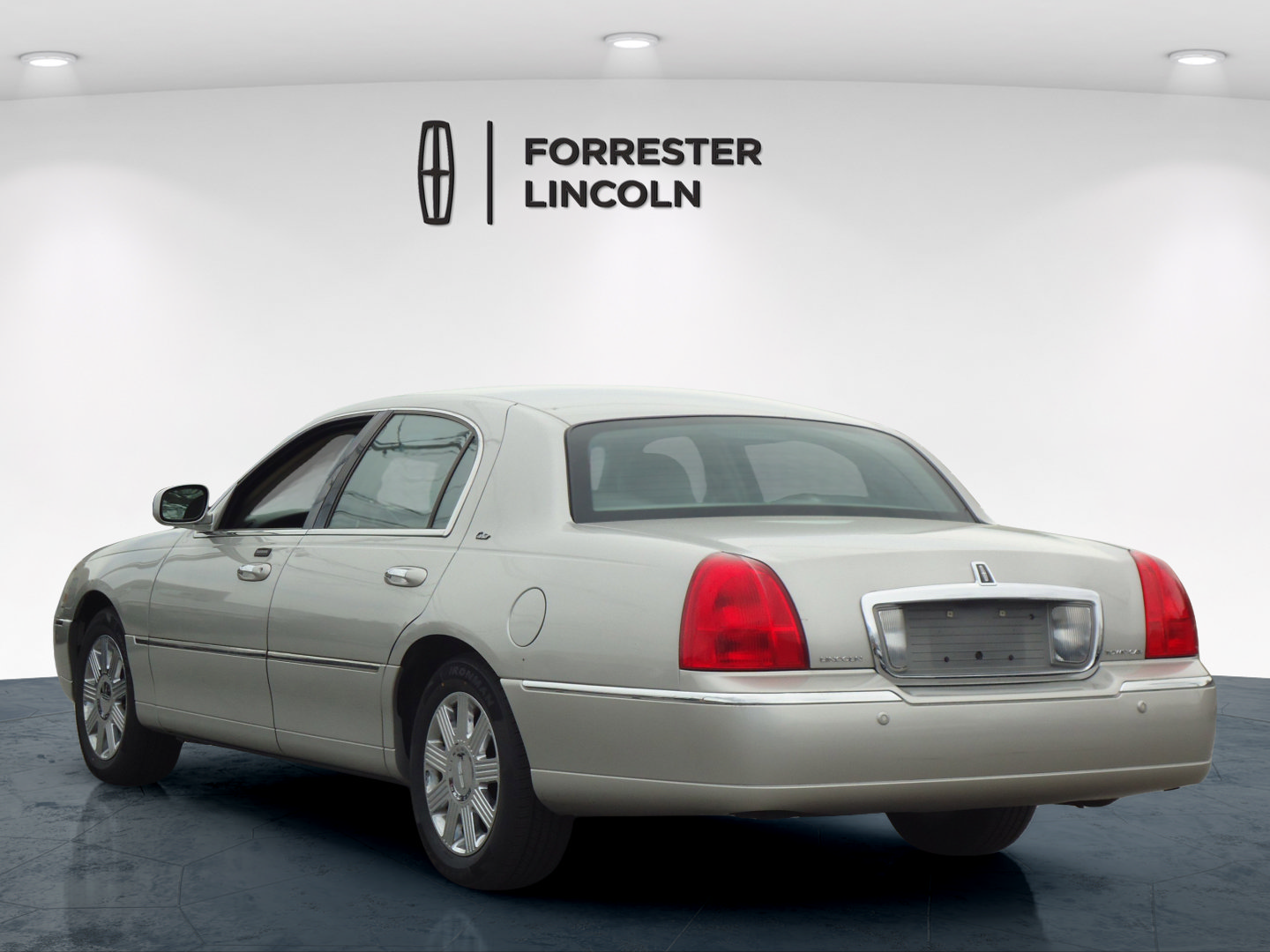 Used 2003 Lincoln Town Car Cartier RWD image 5