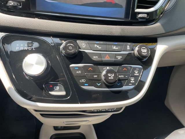 Used 2024 Chrysler Pacifica Touring-L FWD image 25