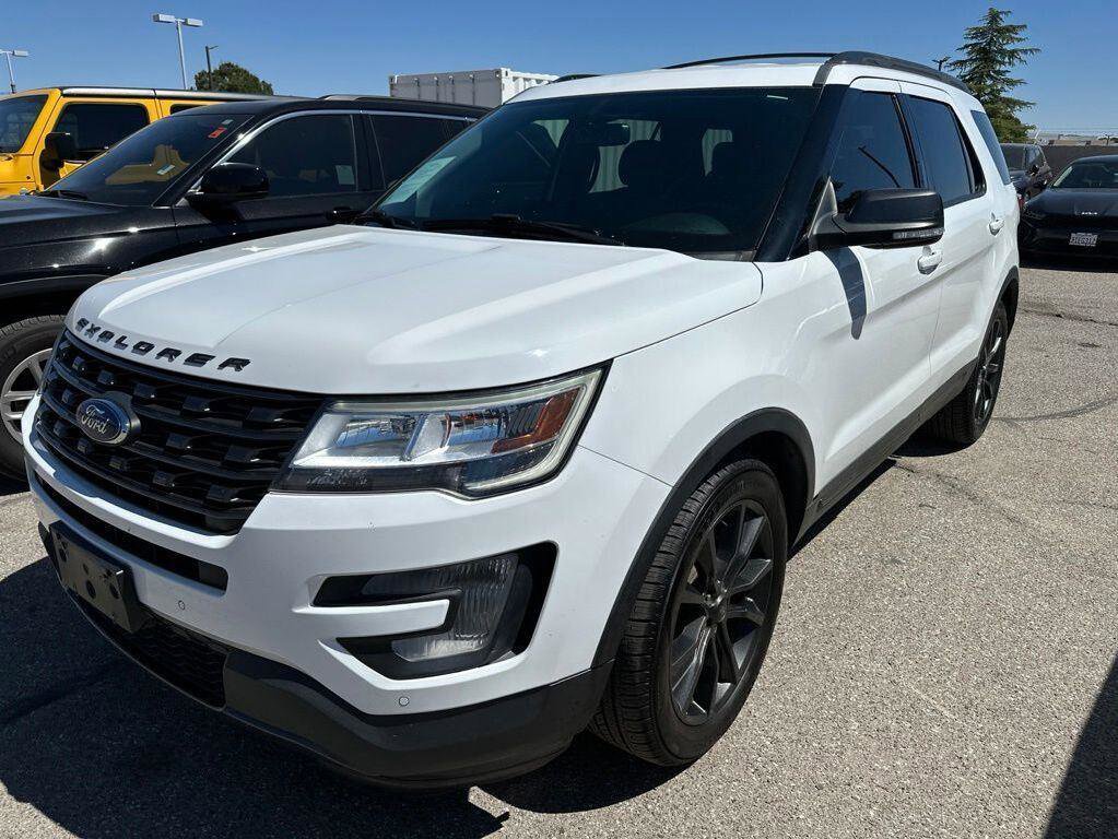 Used 2017 Ford Explorer XLT w/ Equipment Group 202A FWD image 2