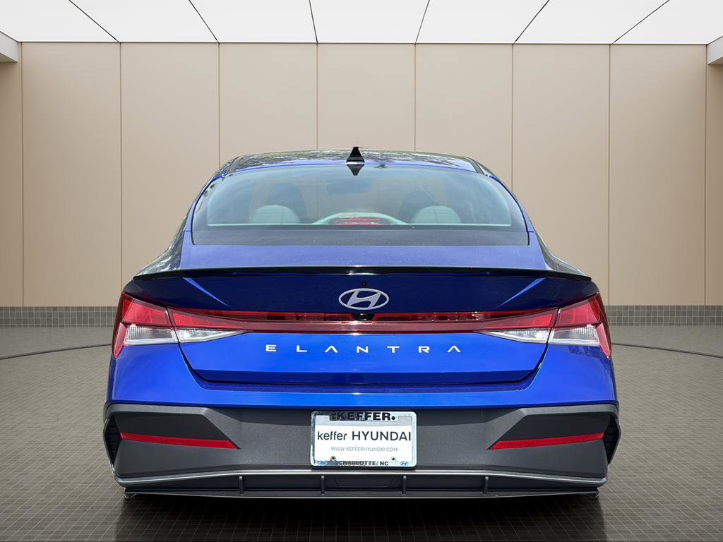 Used 2025 Hyundai Elantra Sport FWD image 4