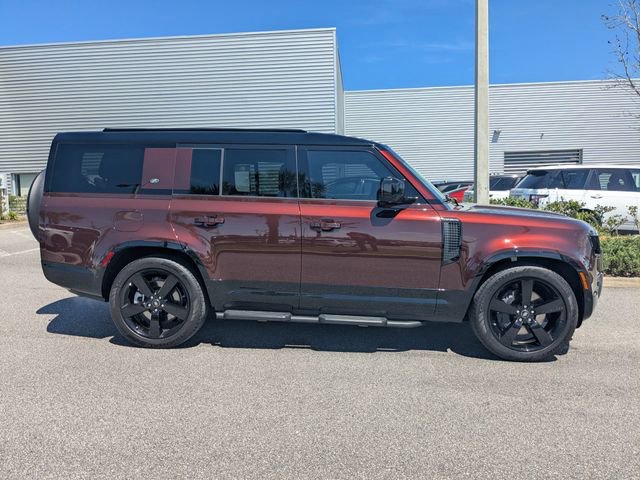 Used 2024 Land Rover Defender 130 X-Dynamic SE image 4