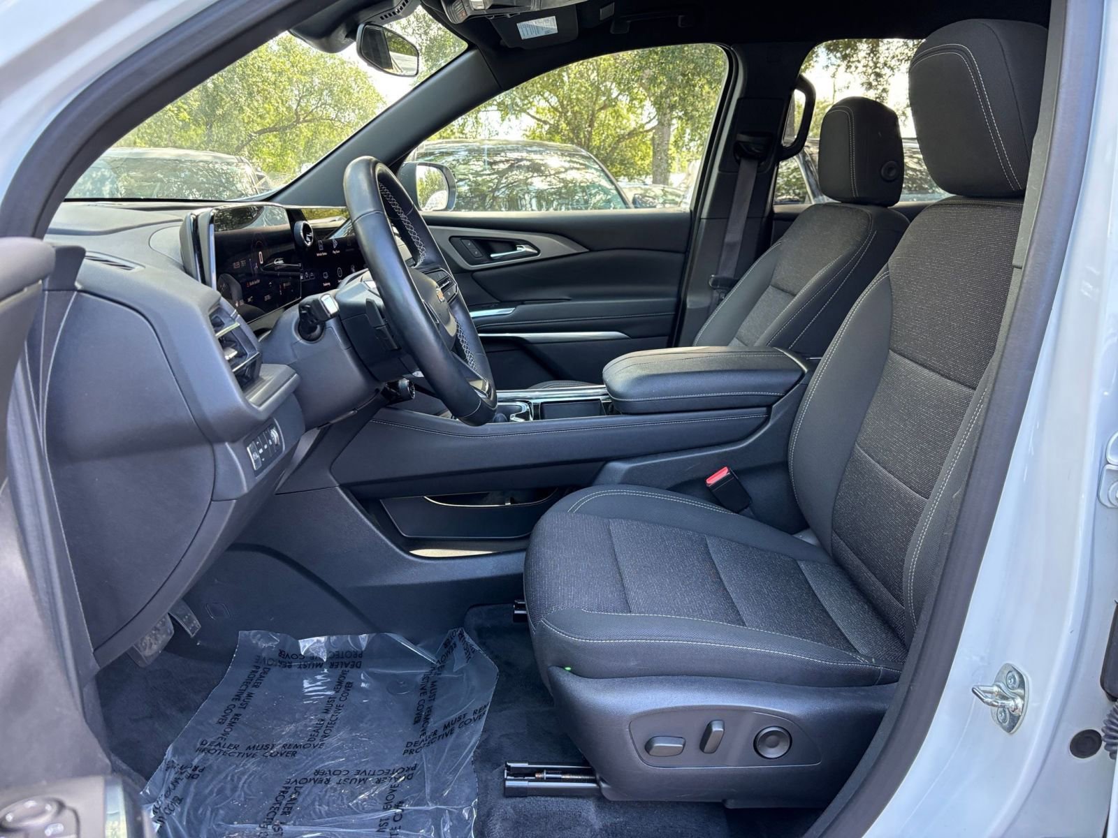 Used 2025 Chevrolet Traverse LT image 40