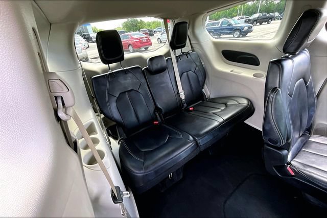 Used 2023 Chrysler Pacifica Touring-L FWD image 25