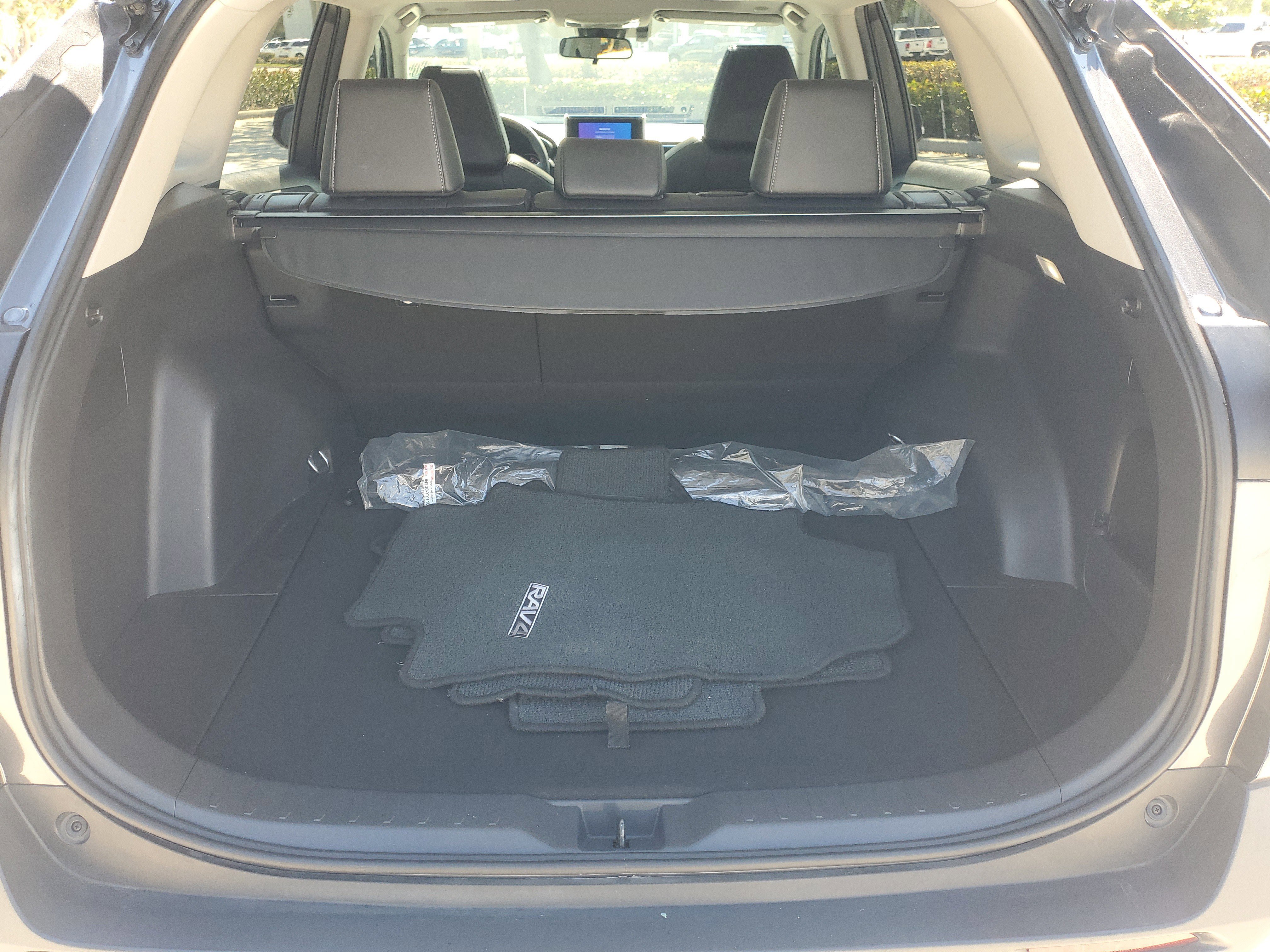 Used 2023 Toyota RAV4 XLE Premium image 12