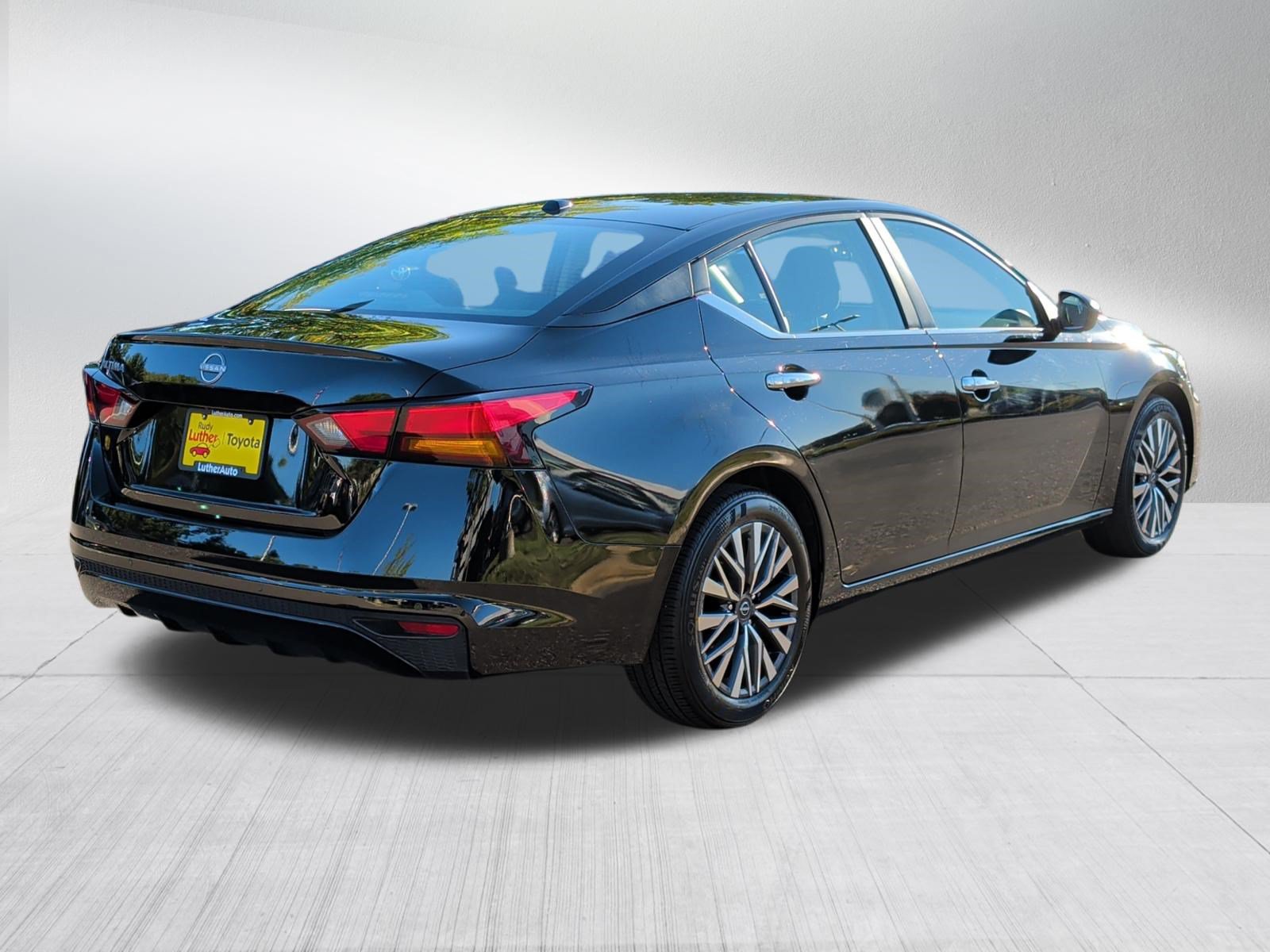 Used 2025 Nissan Altima 2.5 SV FWD image 7