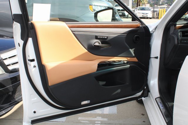 Certified 2025 Lexus ES 300h w/ Premium Package image 11