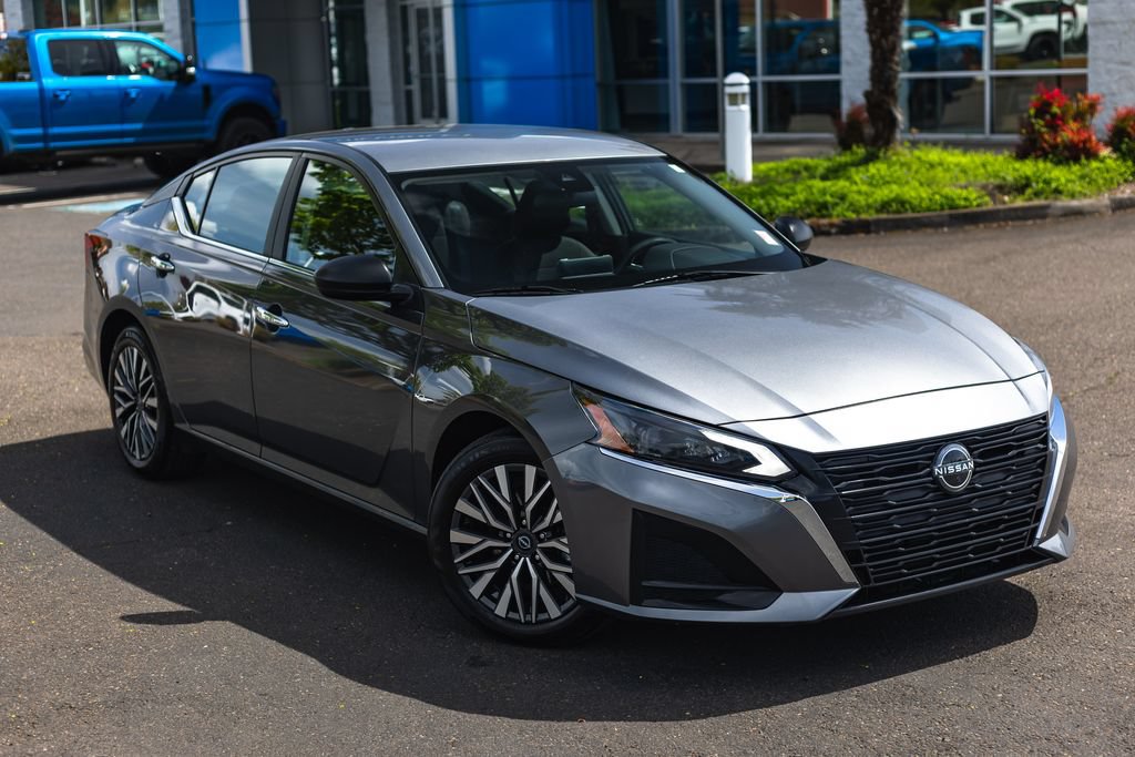 Used 2024 Nissan Altima 2.5 SV FWD image 2