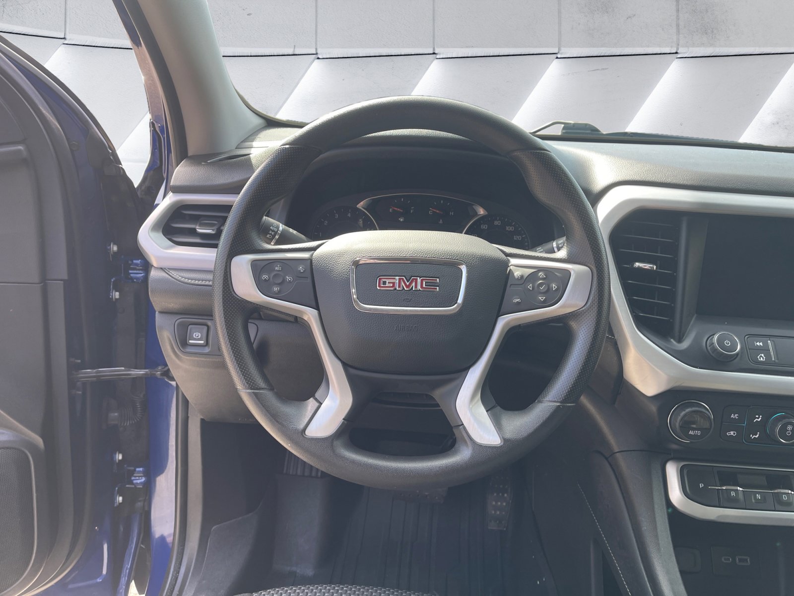 Used 2023 GMC Acadia SLE image 13