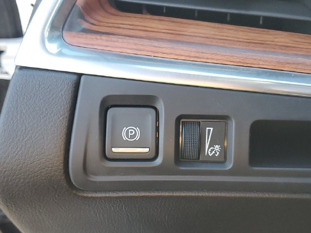 Certified 2024 Cadillac XT5 Premium Luxury w/ LPO, Floor Liner Package AWD/4WD image 17