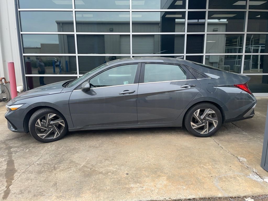 Used 2024 Hyundai Elantra Limited image 4