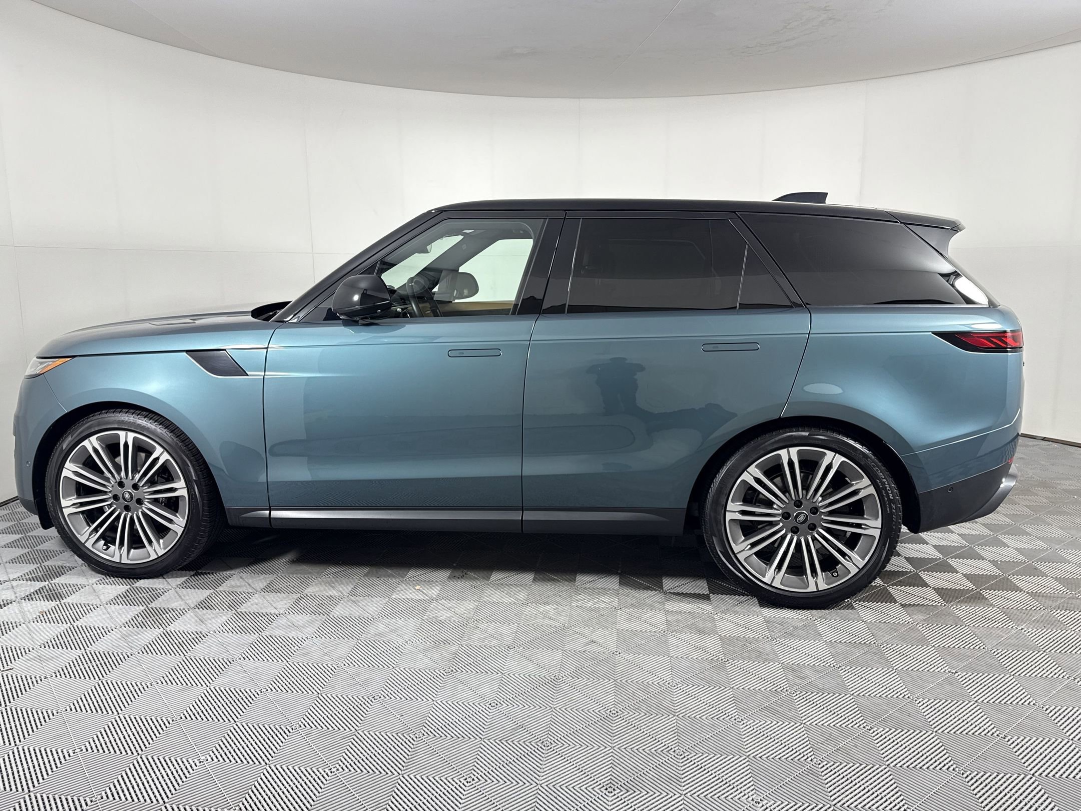 Used 2024 Land Rover Range Rover Sport SE AWD/4WD image 2