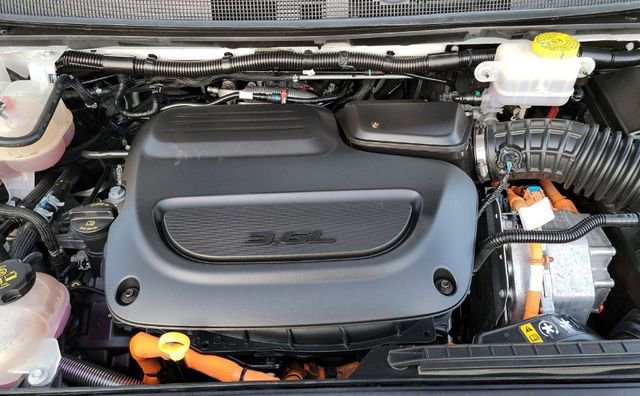 Used 2024 Chrysler Pacifica Select image 2