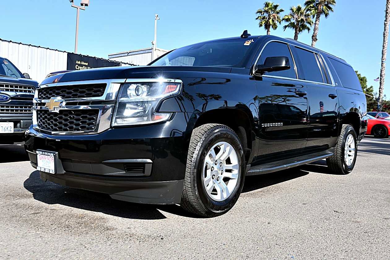 Used 2019 Chevrolet Suburban LT image 1