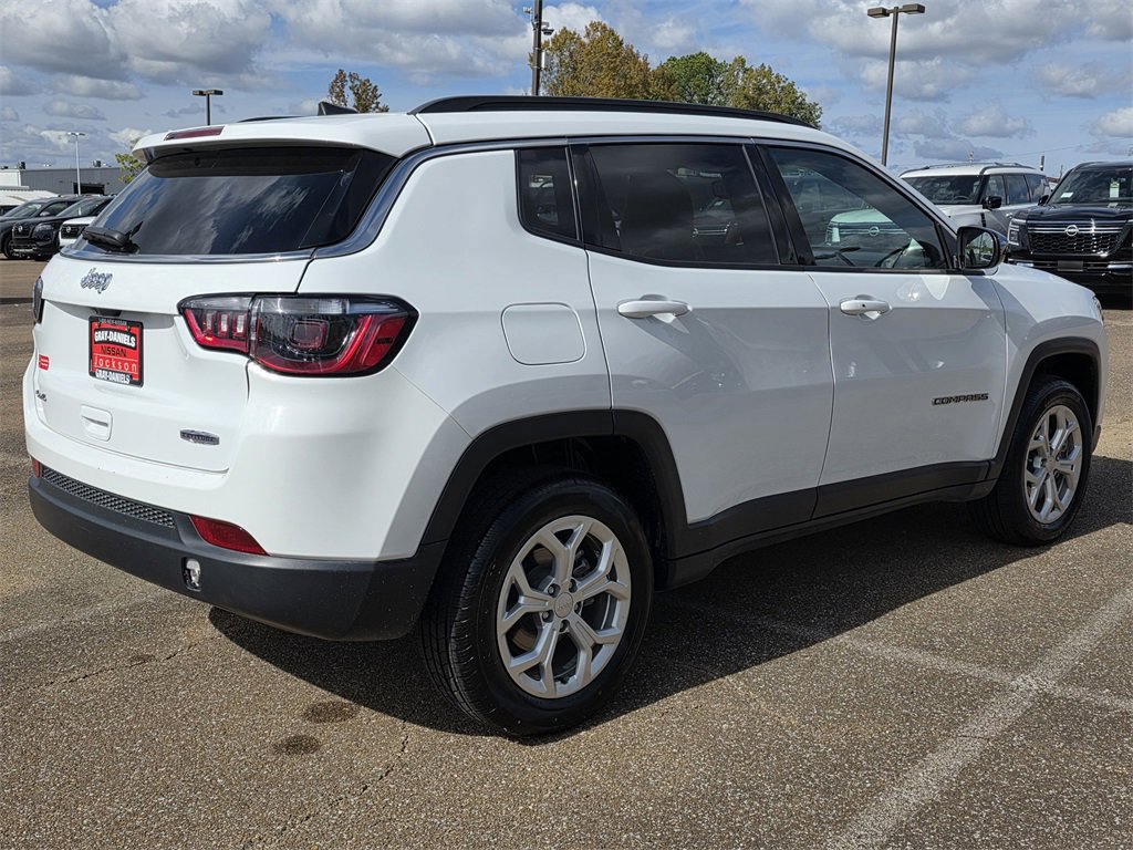 Used 2024 Jeep Compass Latitude image 4