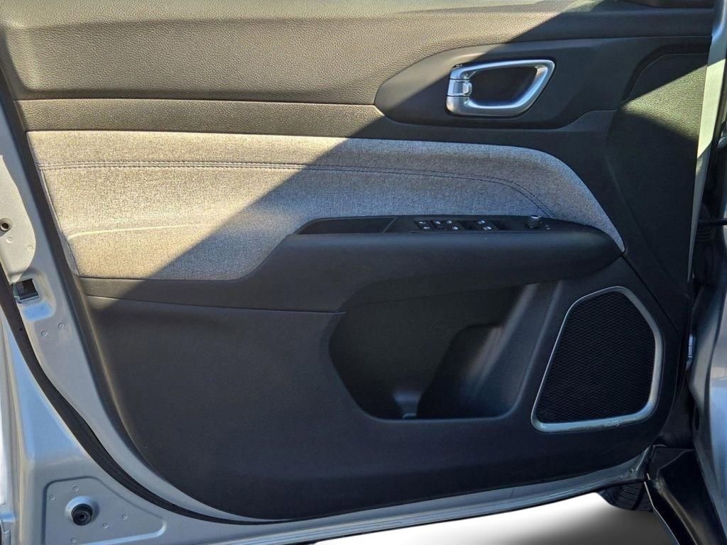 Used 2024 Jeep Compass Latitude image 16