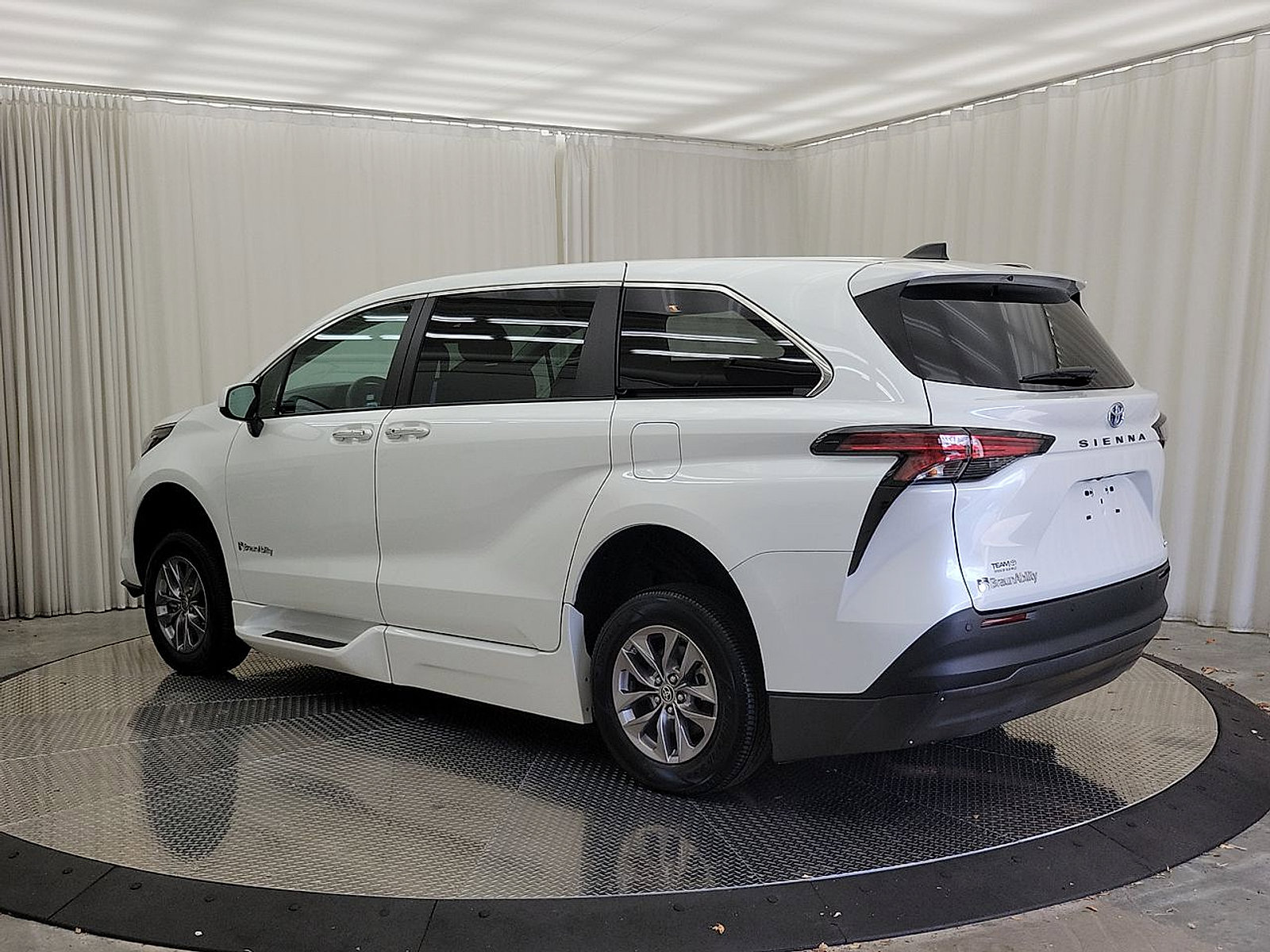 Used 2022 Toyota Sienna XLE FWD image 21