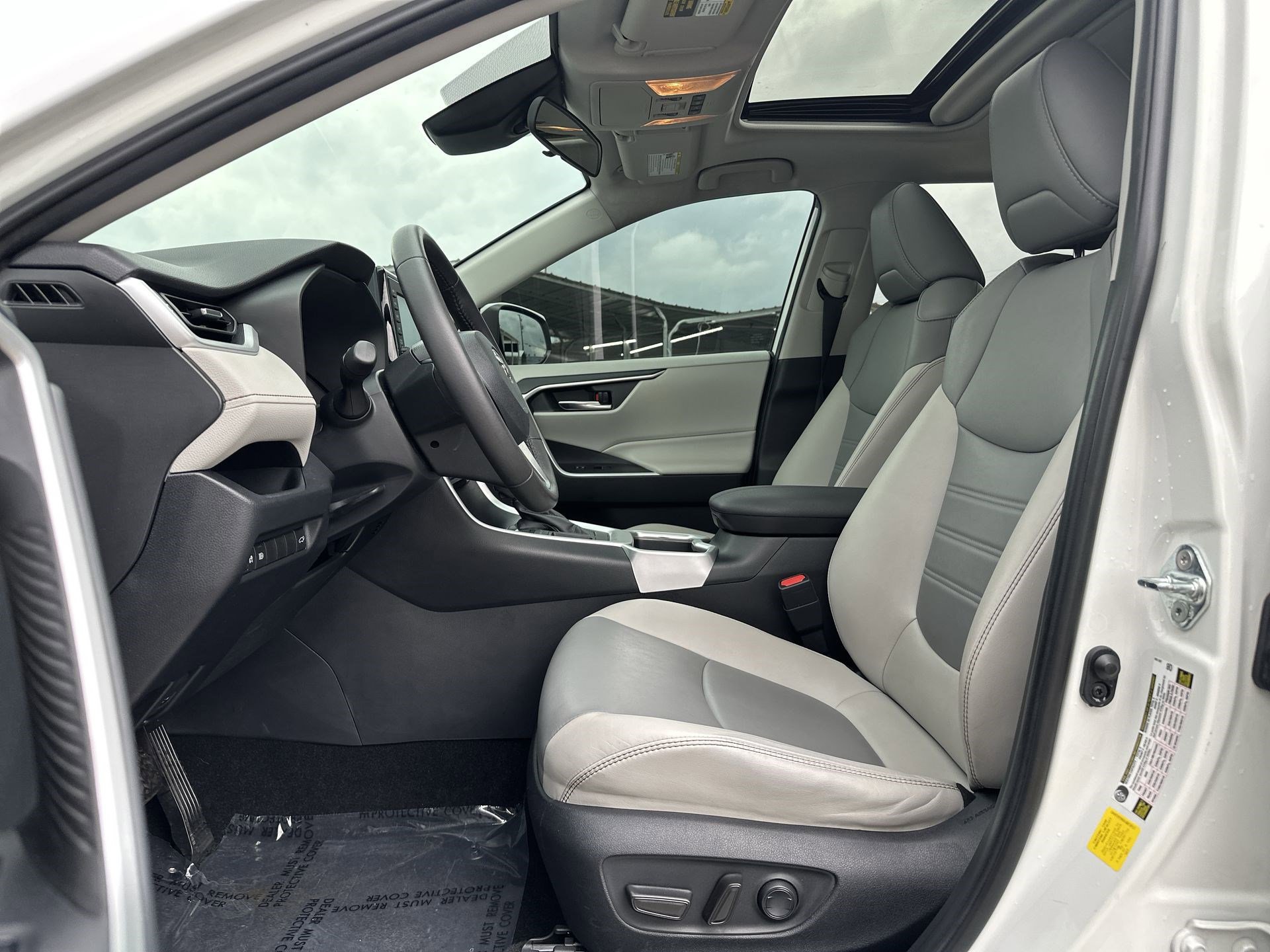 Used 2019 Toyota RAV4 XLE Premium image 13