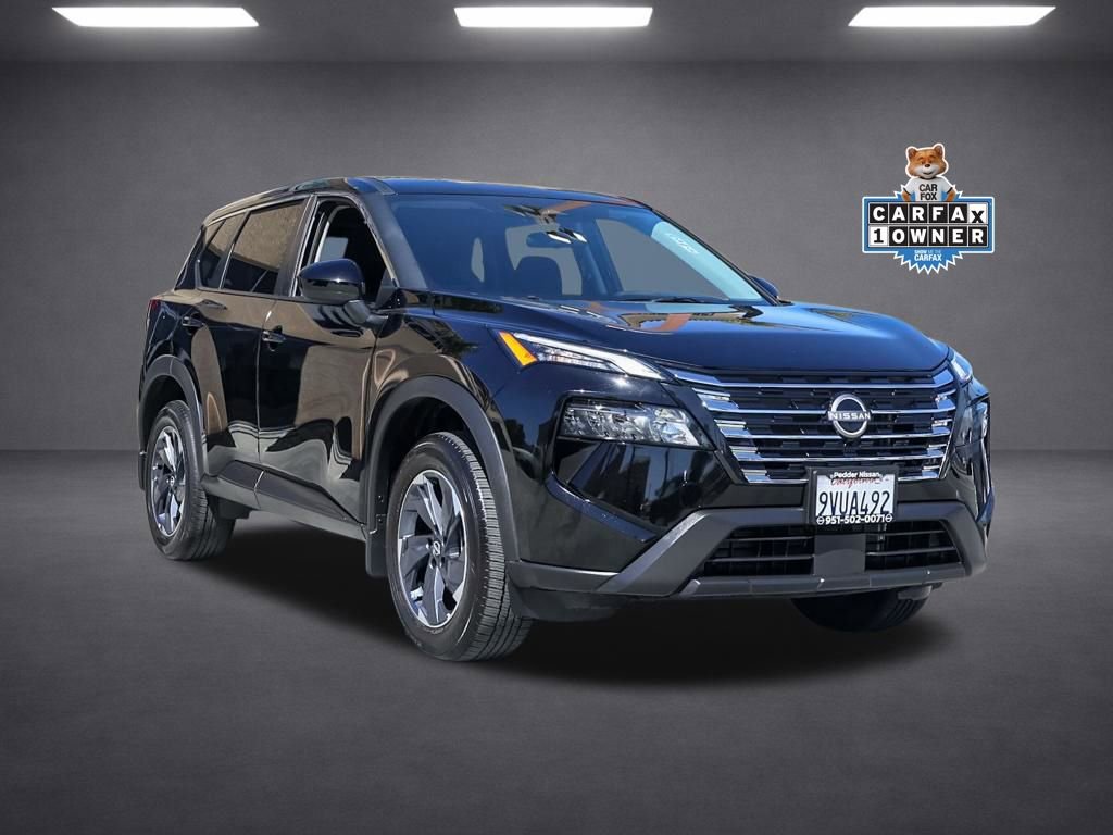 Used 2025 Nissan Rogue SV image 2