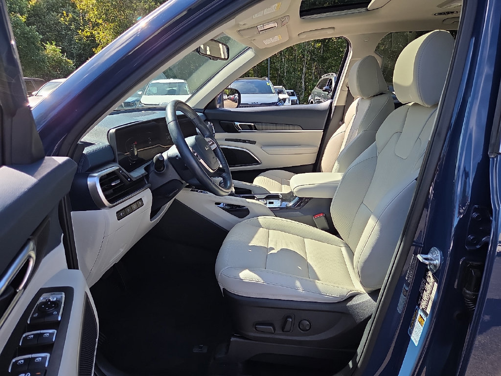 Certified 2024 Kia Telluride EX w/ EX Captain's Chair Package AWD/4WD image 14
