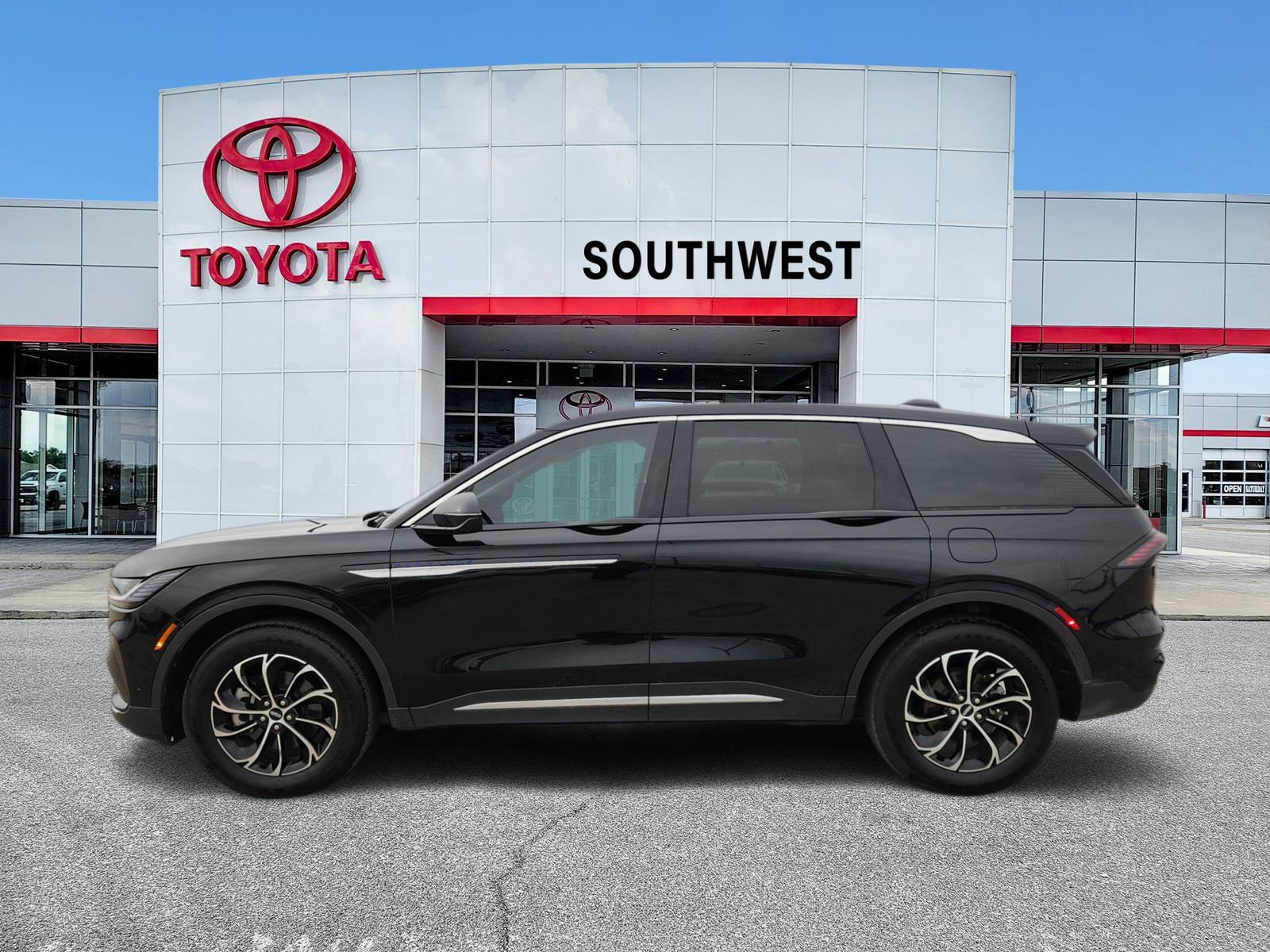 Used 2024 Lincoln Nautilus Premier image 3