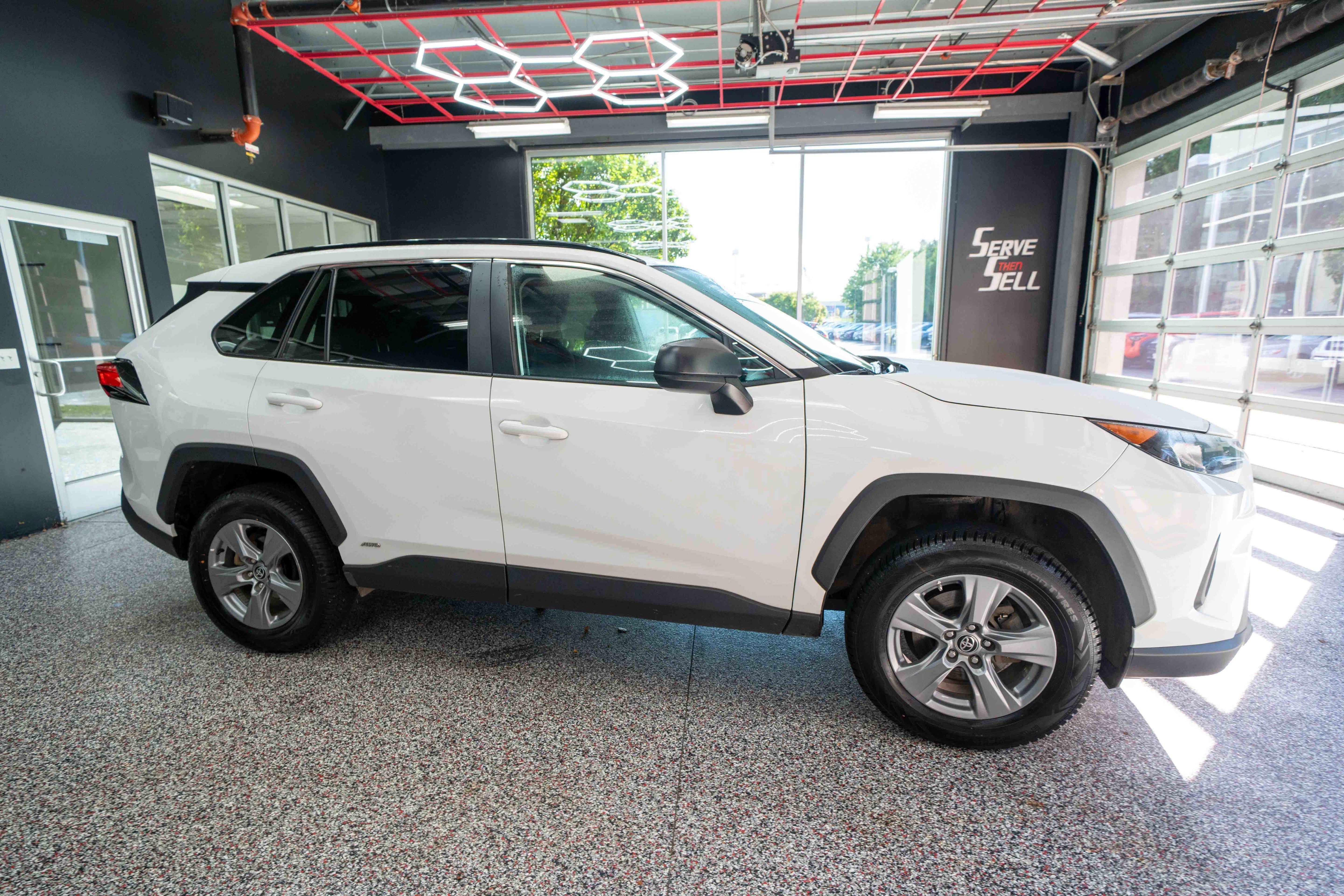 Used 2022 Toyota RAV4 LE AWD/4WD image 5