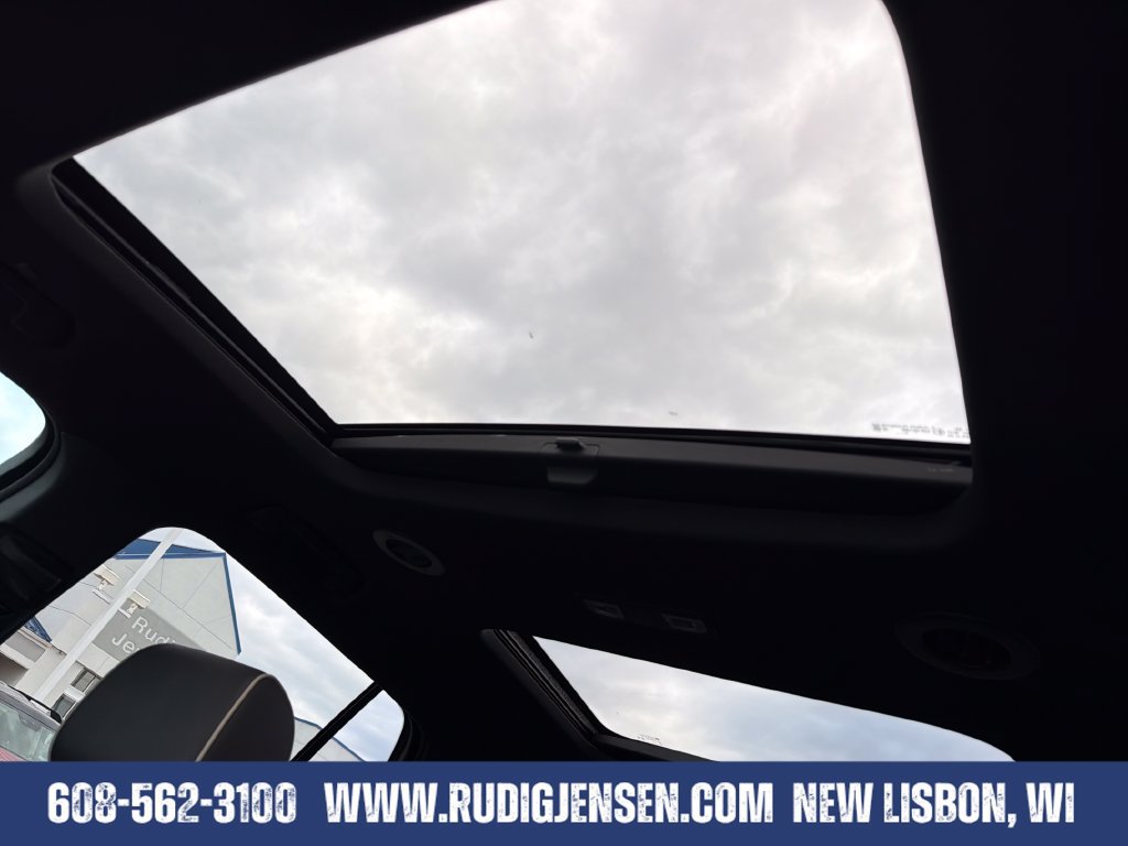 Used 2023 Chevrolet Traverse Premier AWD/4WD image 21