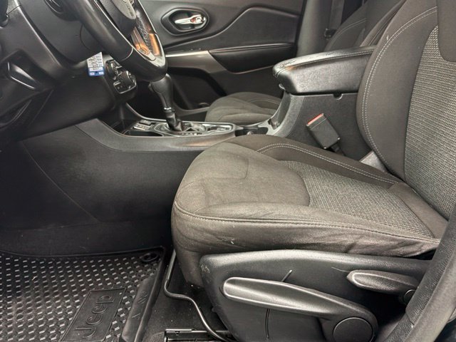Used 2019 Jeep Cherokee Latitude w/ Cold Weather Group FWD image 15