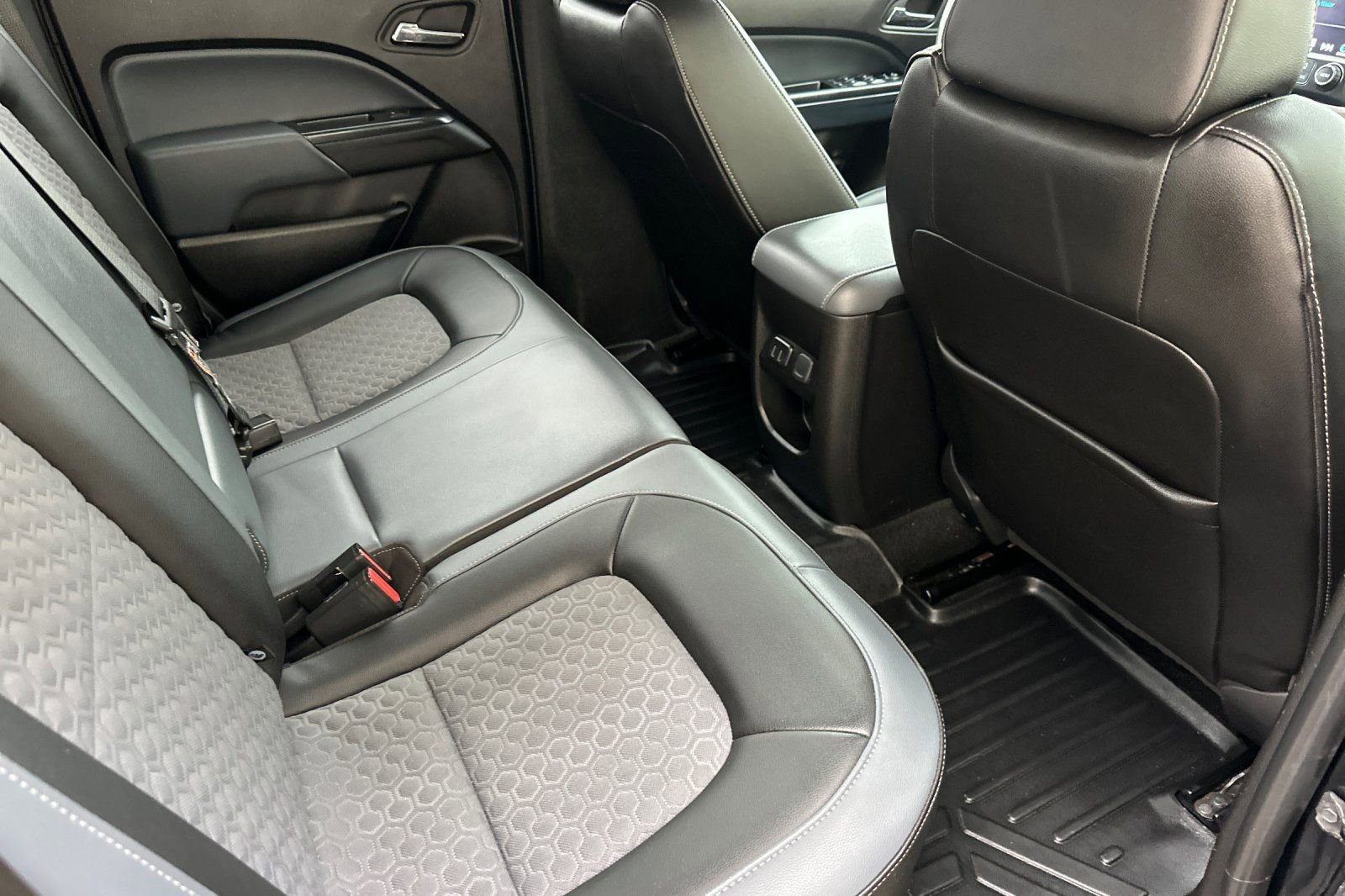 Used 2018 Chevrolet Colorado Z71 w/ Z71 Midnight Edition image 18