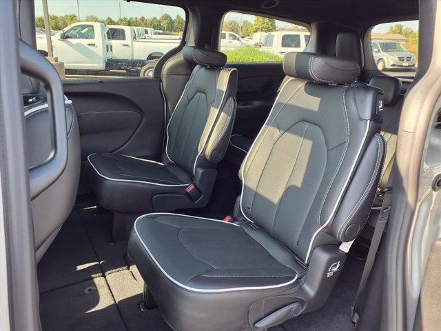 New 2026 Chrysler Pacifica Limited w/ S Appearance Package image 16