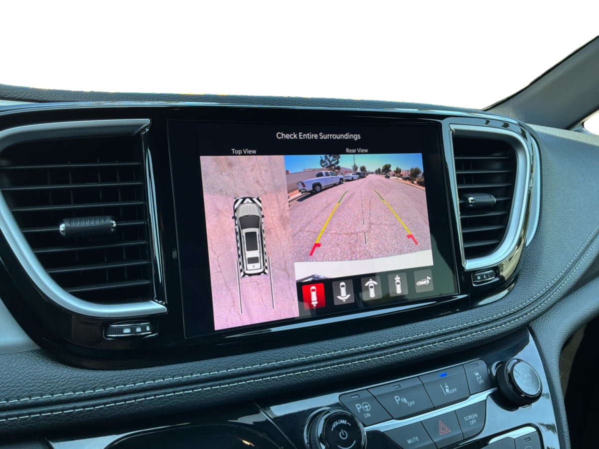 Used 2025 Chrysler Pacifica Premium FWD image 13