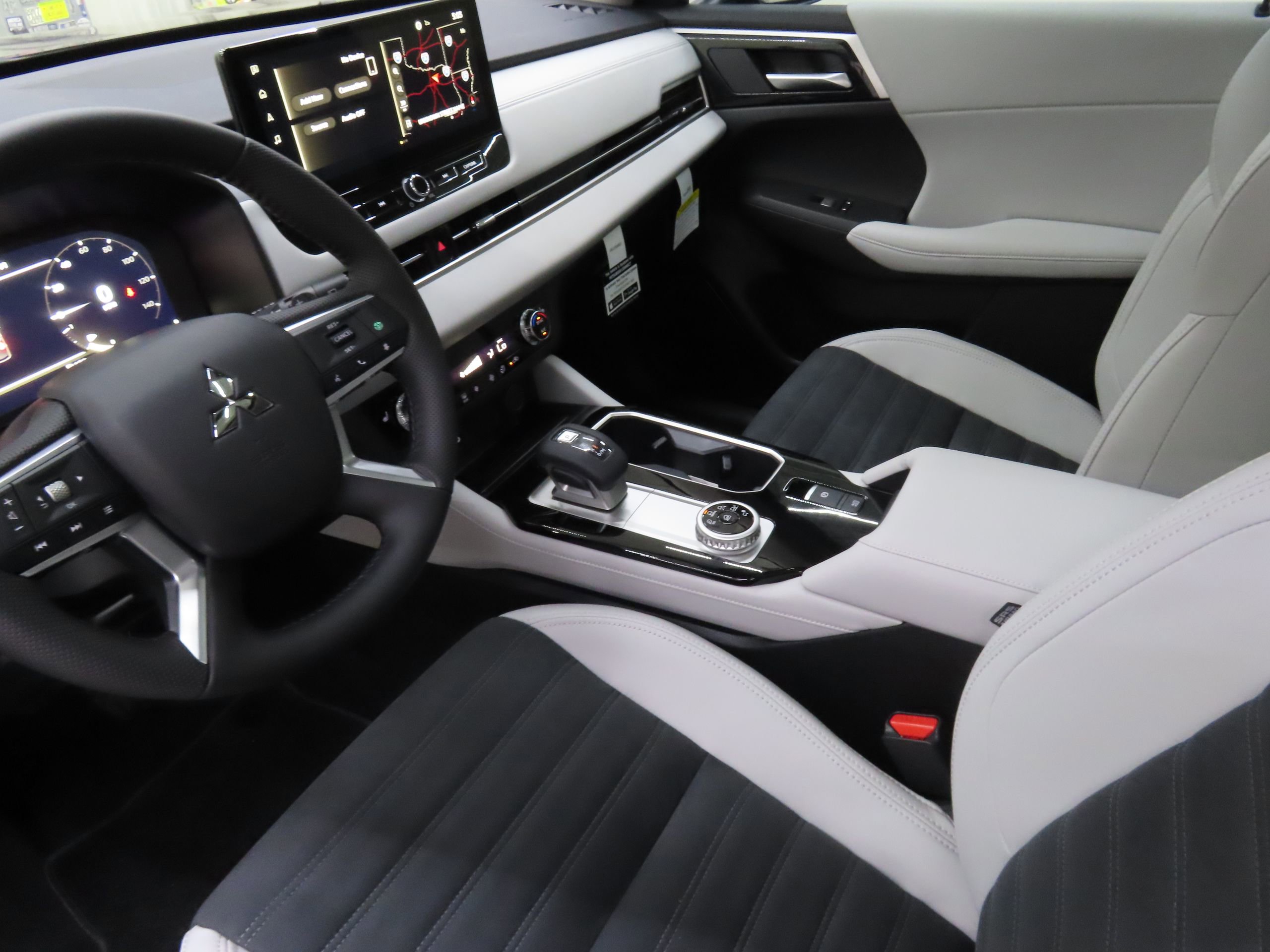 New 2025 Mitsubishi Outlander SE image 21