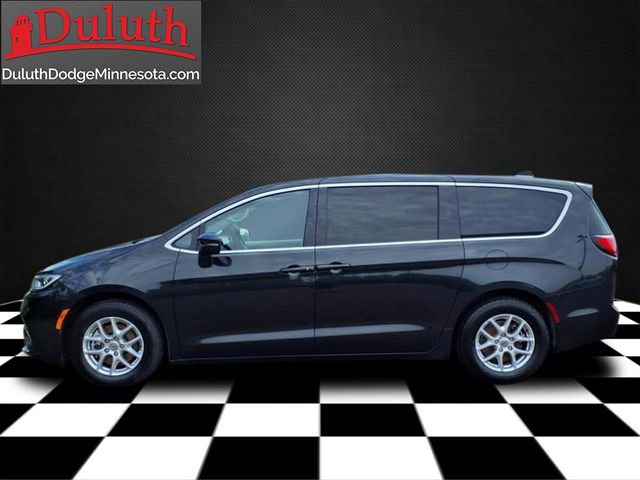 Used 2023 Chrysler Pacifica Touring-L FWD image 2