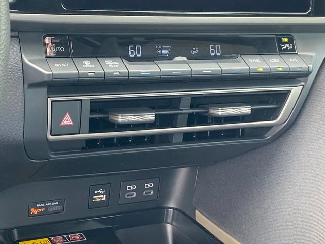 Used 2025 Toyota Camry LE FWD image 12