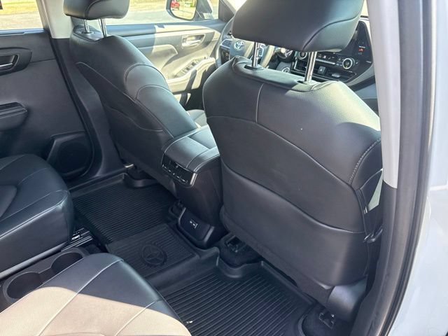 Used 2025 Toyota Highlander XLE FWD image 17