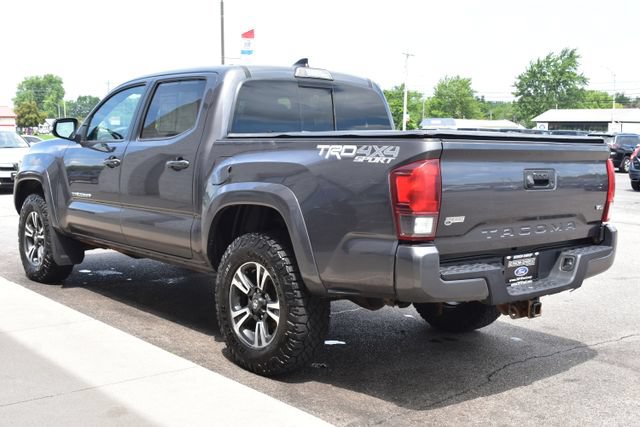 Used 2018 Toyota Tacoma SR5 AWD/4WD image 16