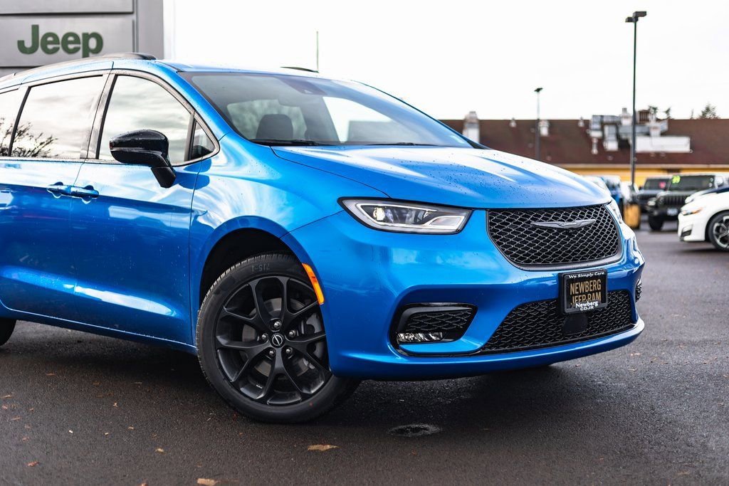 New 2026 Chrysler Pacifica Select w/ S Appearance Package image 3