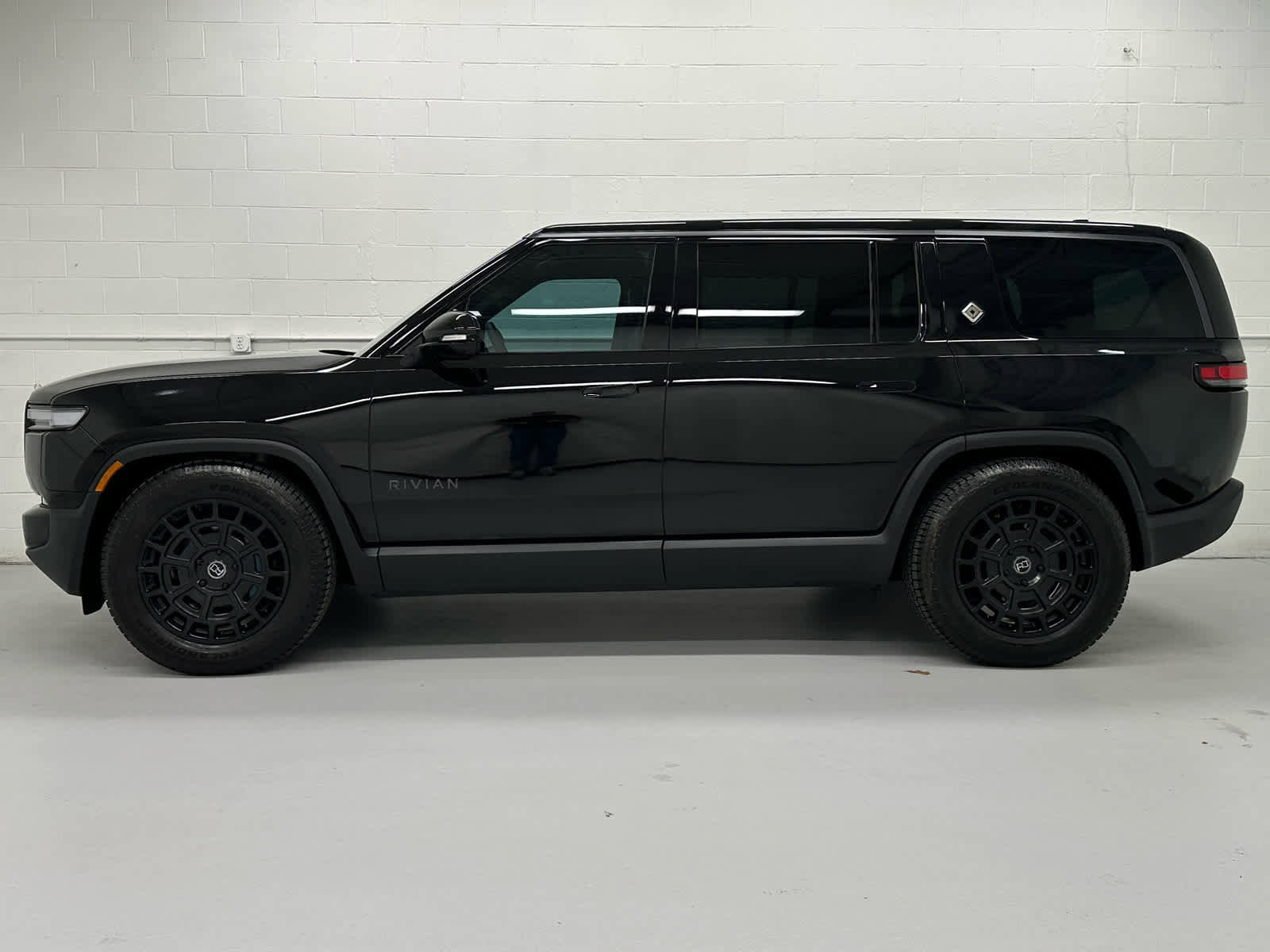 Used 2026 Rivian R1S Premium image 5