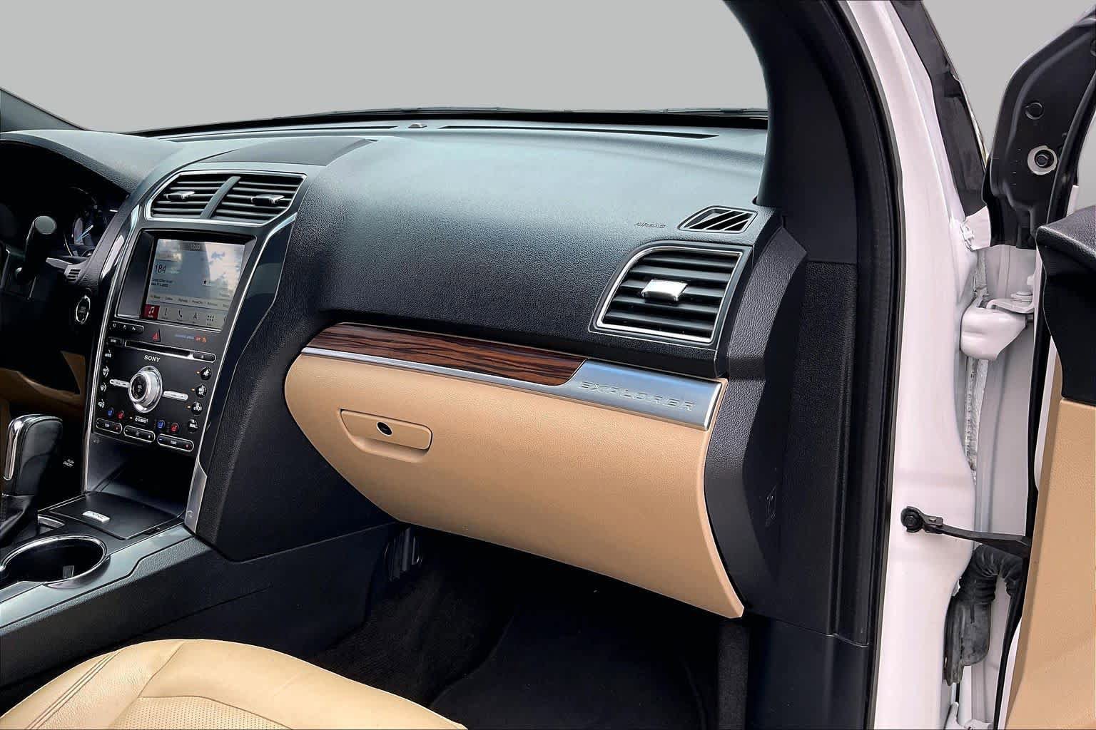 Used 2017 Ford Explorer Limited w/ Equipment Group 301A FWD image 19