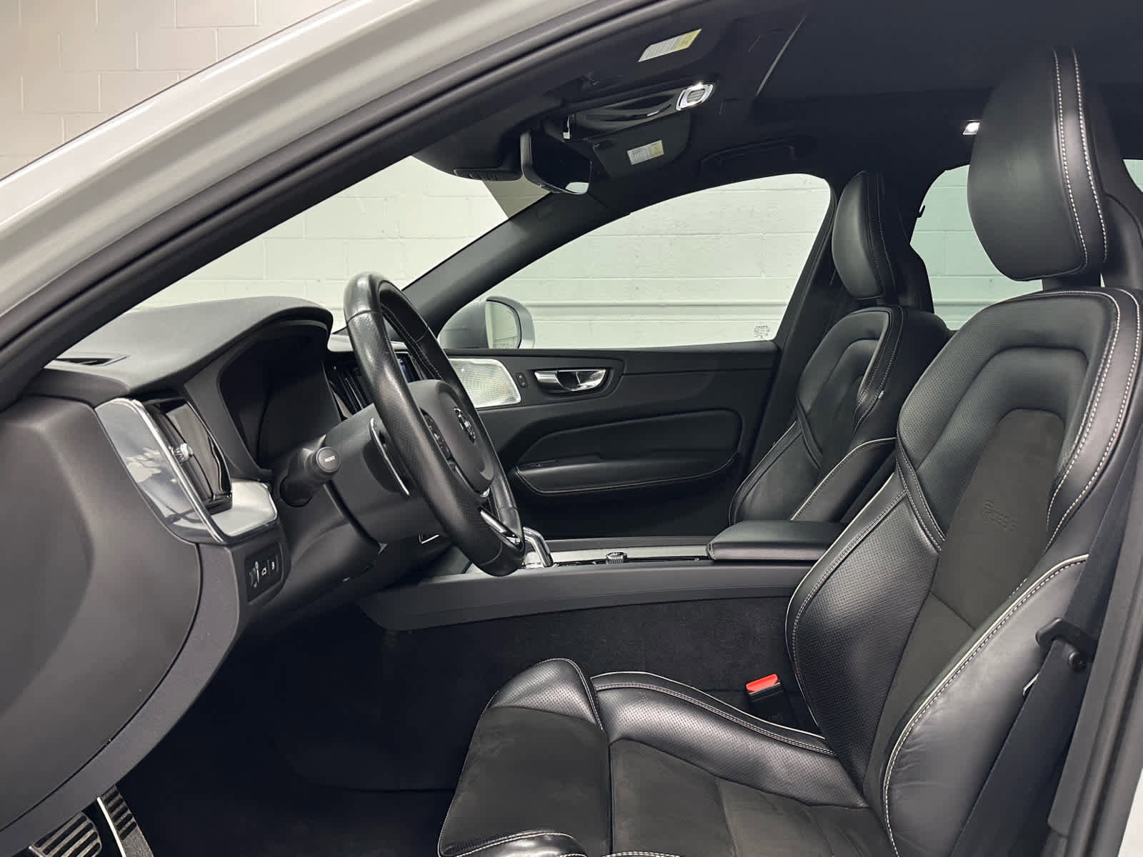 Used 2018 Volvo XC60 T8 R-Design w/ Convenience Package image 11