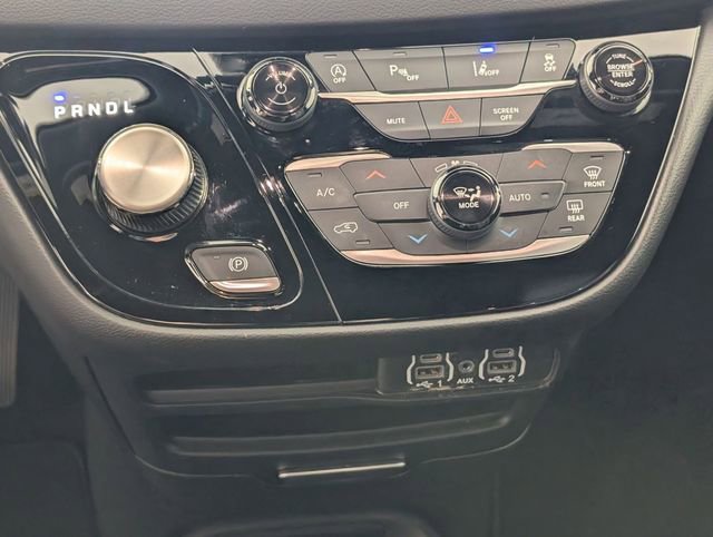 Used 2025 Chrysler Pacifica Select image 22
