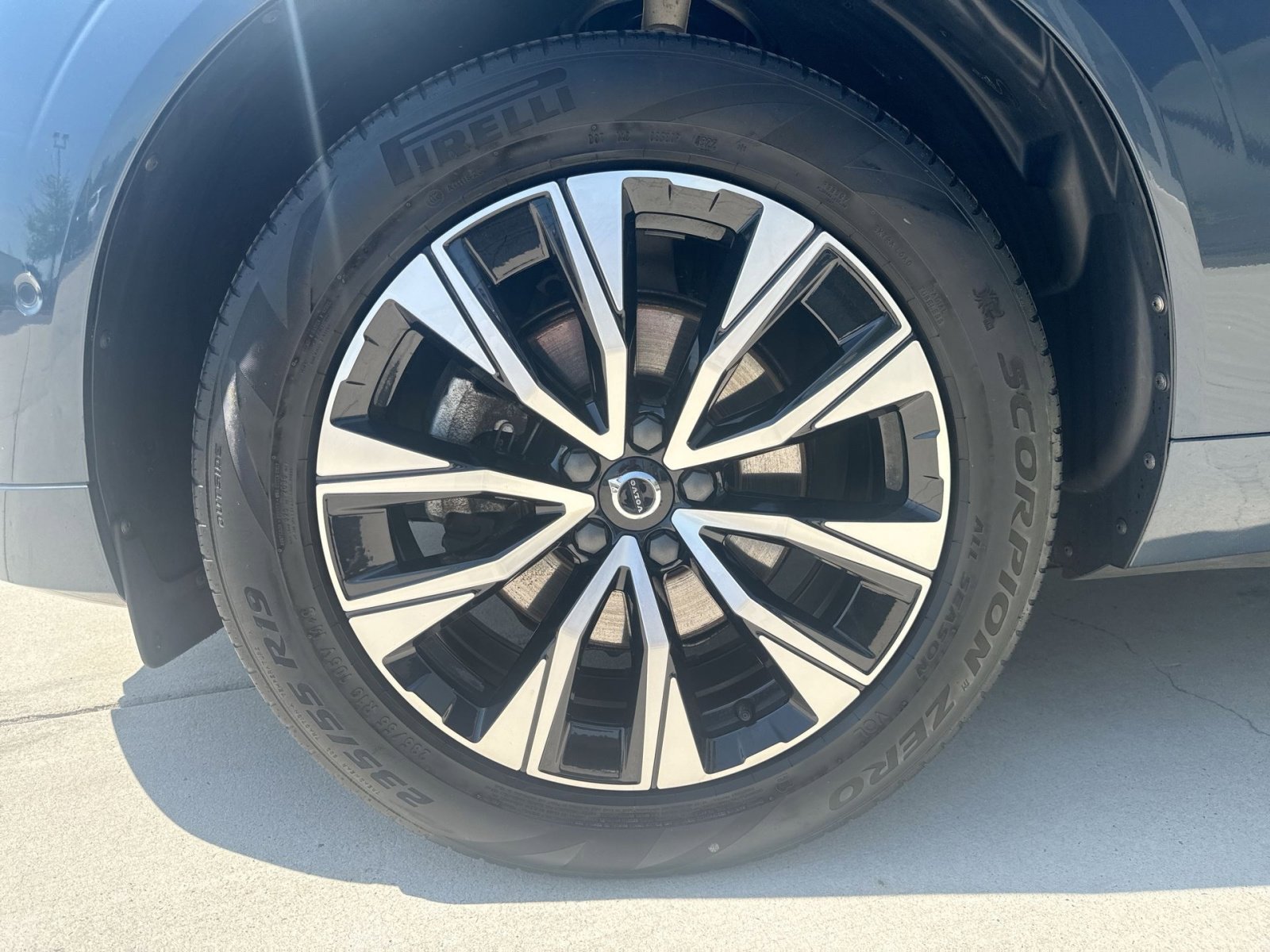 Used 2023 Volvo XC60 B5 Plus AWD/4WD image 12