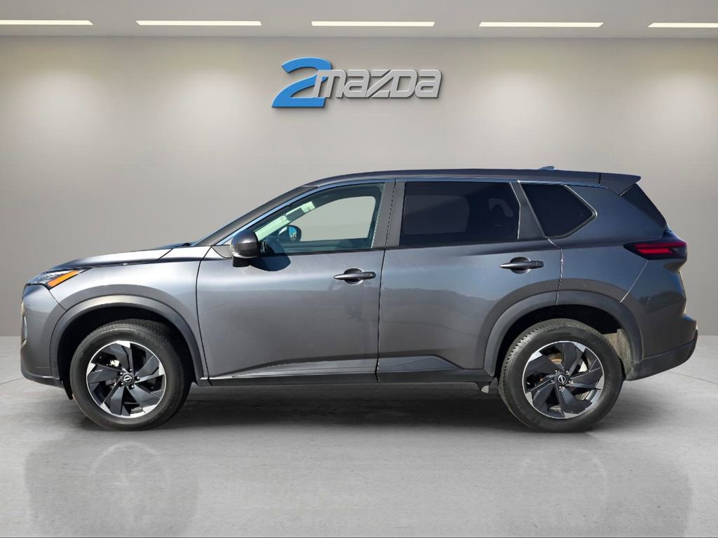 Used 2024 Nissan Rogue SV image 2