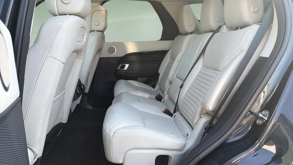 Used 2025 Land Rover Discovery S image 21