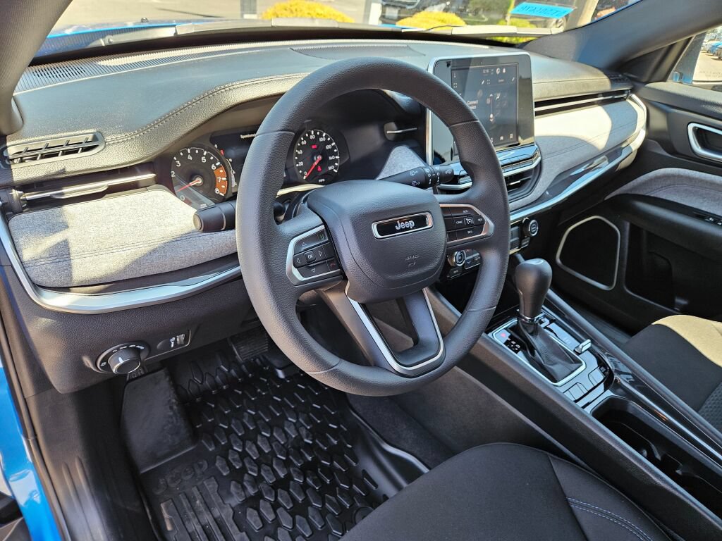 Used 2025 Jeep Compass Sport AWD/4WD image 18